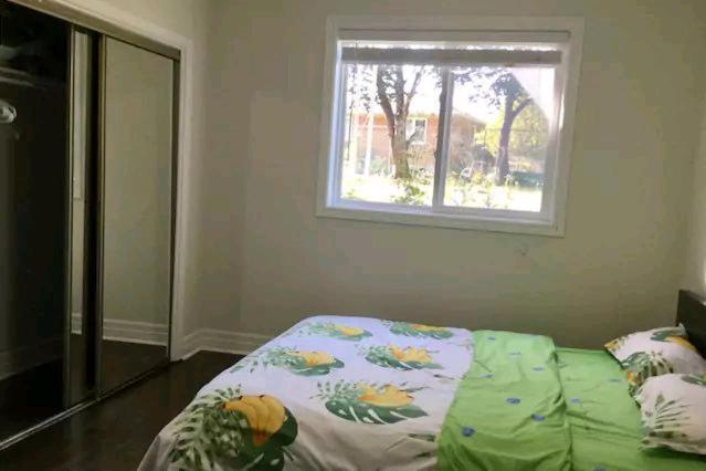 Private Rooms 5 Min Finch West Subway - York University Торонто Экстерьер фото
