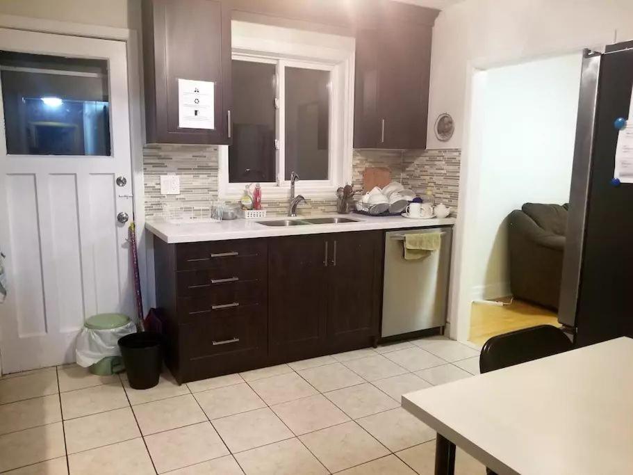 Private Rooms 5 Min Finch West Subway - York University Торонто Экстерьер фото