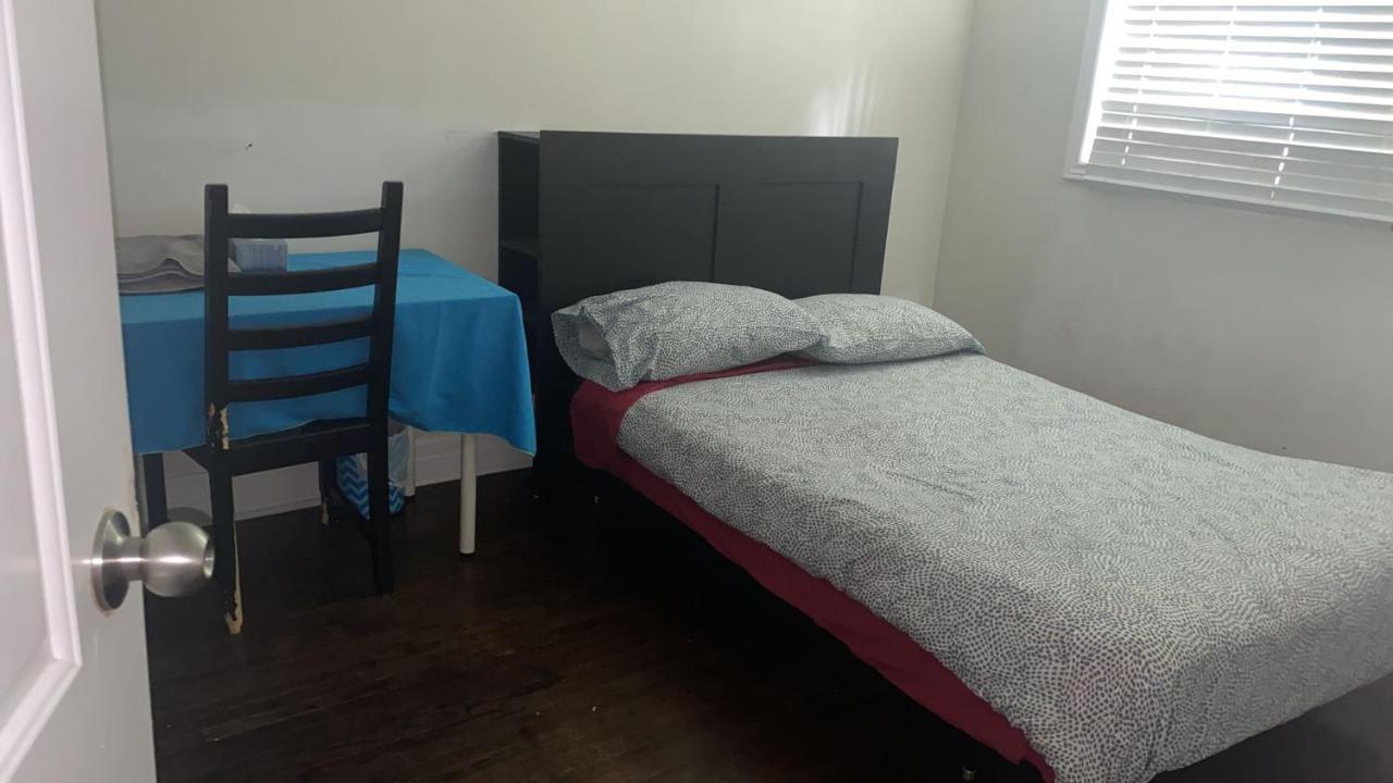 Private Rooms 5 Min Finch West Subway - York University Торонто Экстерьер фото